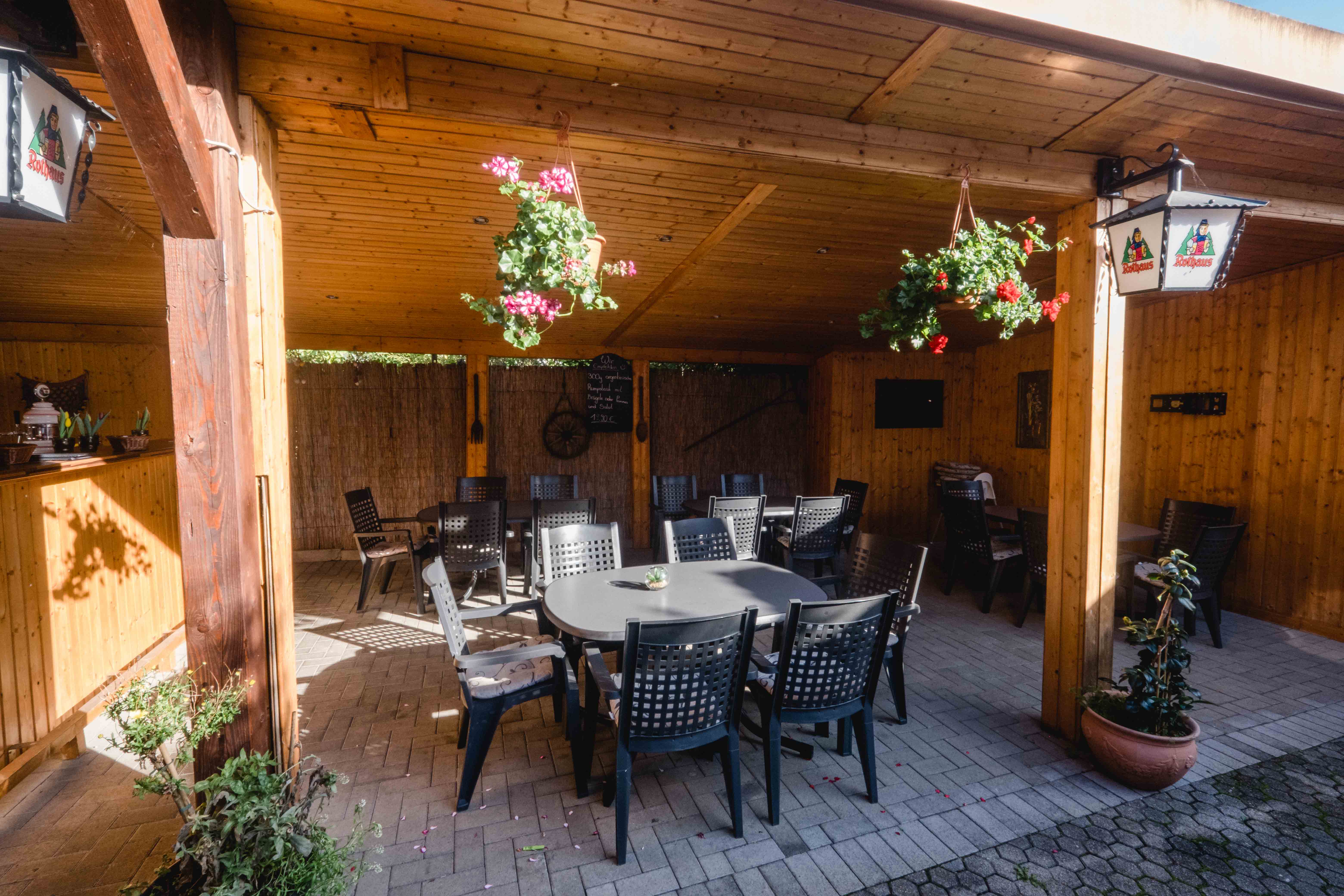Überdachter Sitzbereich der Gartenwirtschaft